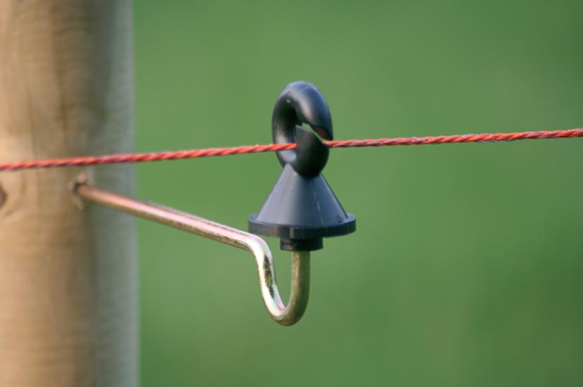 Voor houten paal. Ideale isolator voor het afrasteren van uw weide met draad op 20 cm afstand van de paal. De ringisolator is geschikt voor aluminium- en kunststofdraad.