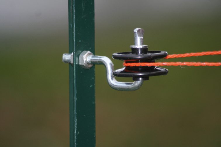 Hoekrolisolatoren voor koord en draad, voorzien van M6 draad en 2 moeren om bijv. op metalen palen te monteren