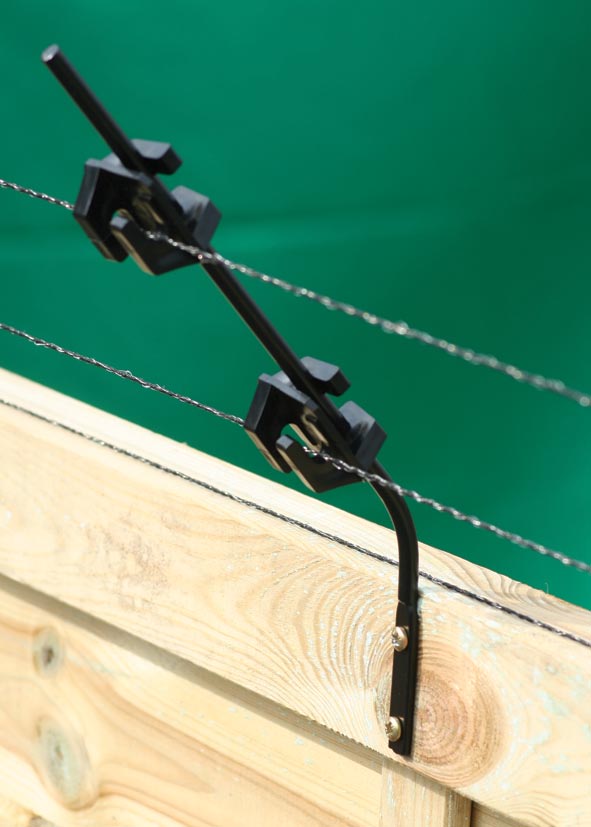 Set van 4 isolatorsteunen. Speciale steun 6 mm voor op schuttingen of muren, voorzien van 2 schuif(klik)isolatoren.
