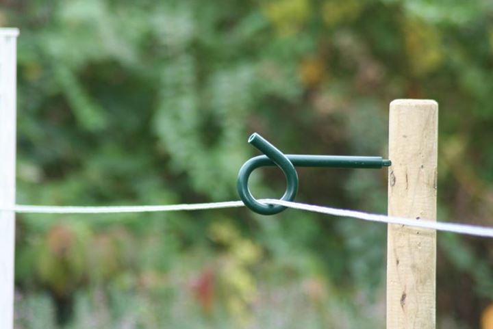 8mm dikke krulstaartafstandisolator met groene poedercoating, lengte 40cm, geschikt voor houten palen.