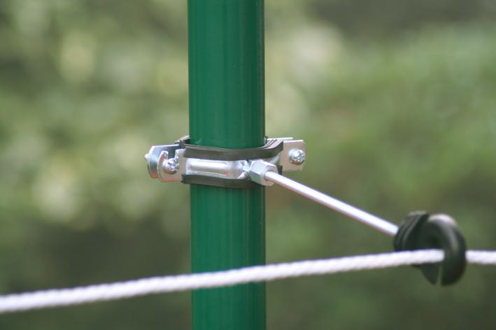 Roestvrijstalen klem met ingelegd rubber voor montage op ijzeren palen zonder beschadiging aan de paal.