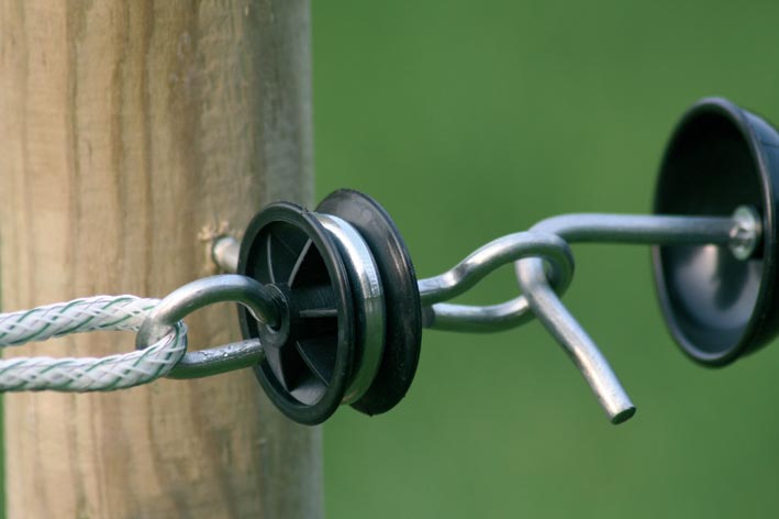 Standaard poortgreepankers voor het aan 2 zijden inhaken van een poortgreep. Geschikt voor houten palen. Per 10 stuks verpakt.