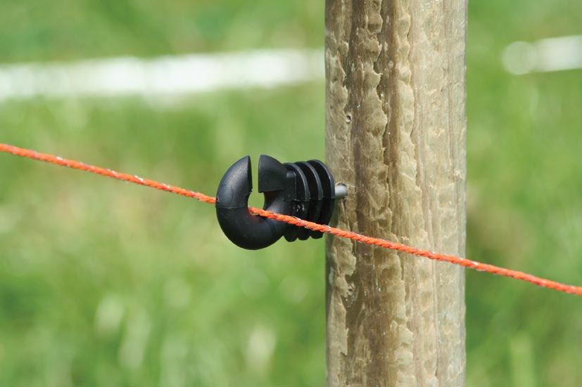 Voor op houten palen geschikt voor draad. Brede sleuf 4mm.