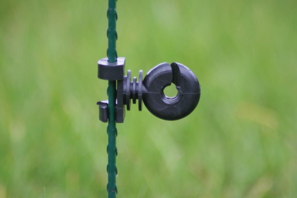 Ringisolatoren voor draad en koord, de klemmfix isolator past perfect op de ovale veerstalen palen.
