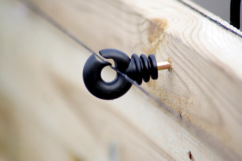 Kleine ringisolatoren voor draad. Geschikt voor houten palen of constructies.
