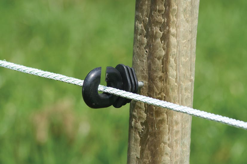 Robuuste ovale ringisolatoren met doorlopende ijzeren kern, geschikt voor houten palen.