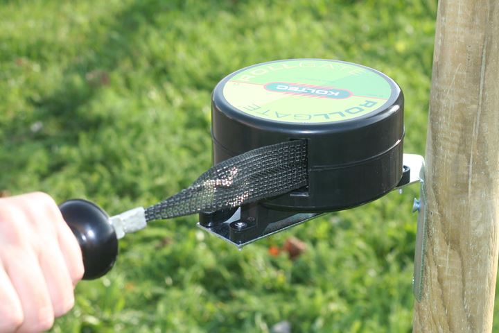 De Rollgate is een innovatief product voor het afsluiten van doorgangen. Deze rollgate is voorzien van 40mm zwart lint en is afrolbaar tot maximaal 6 mtr