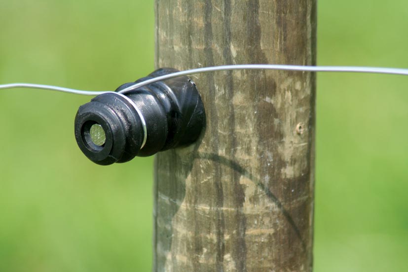 Goedkope isolator voor een snelle en eenvoudige montage. Spijker is niet bijgeleverd.