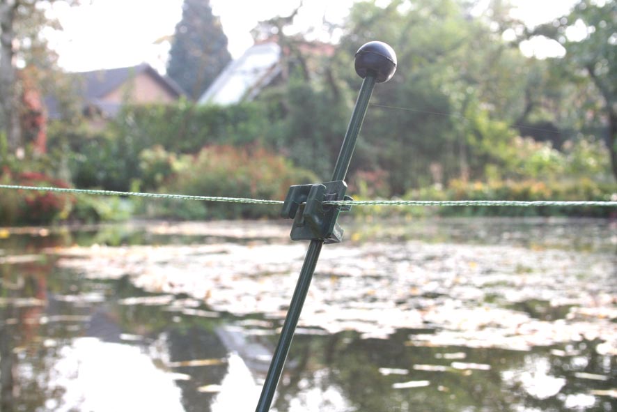 Uitstekend geschikt voor het afrasteren van uw tuin en vijver. Lengte 100 cm, wordt geleverd inclusief 2 schuif(klik)isolatoren, extra isolatoren zijn verkrijgbaar.