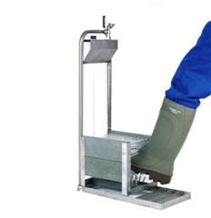 Laarzenreiniger welke aan te sluiten is op een waterleiding, met aanzuiging voor desinfectiemiddel.