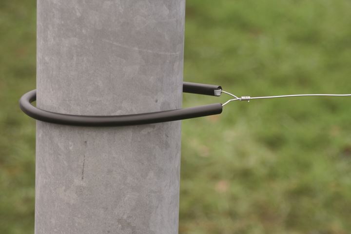 Kunststof isolatiebuizen met ingelegde verzinkte strip, lengte 60 cm.