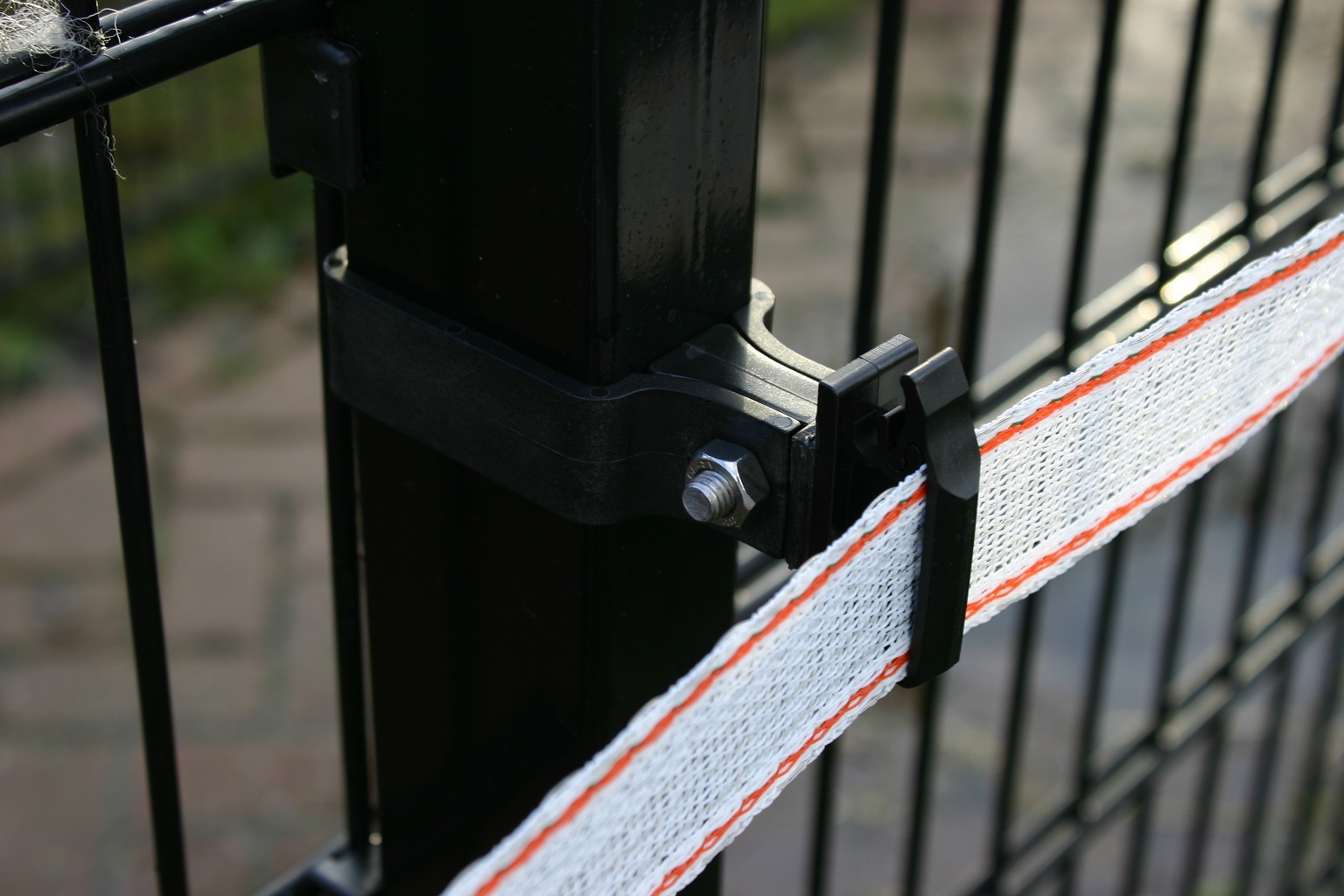 Kunststof isolator voor lint, lengte 8cm. Geschikt voor 60*40 mm palen.