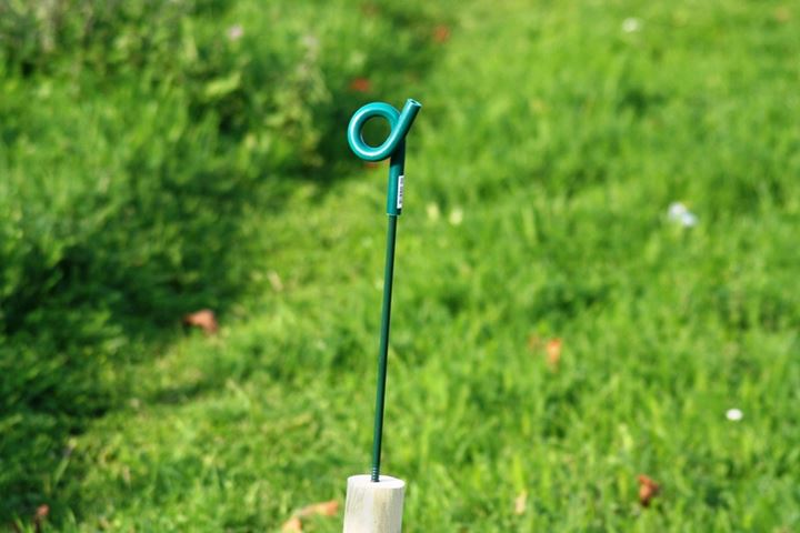 8mm dikke krulstaartafstandisolator met groene poedercoating, lengte 40cm, geschikt voor houten palen.