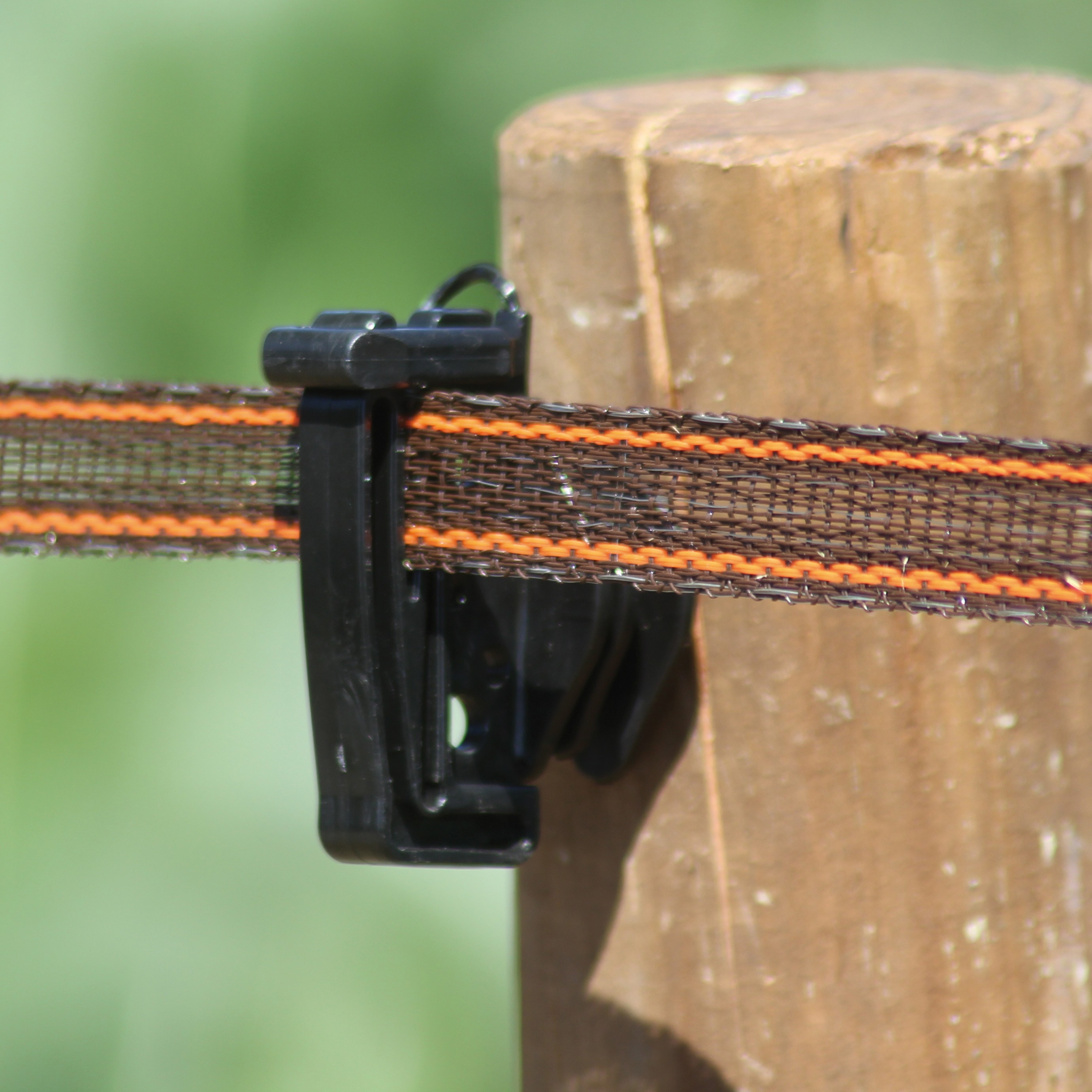 Bruin/oranje versterkt 20mm lint met "cross" verbinding, geschikt voor lange afrasteringen.