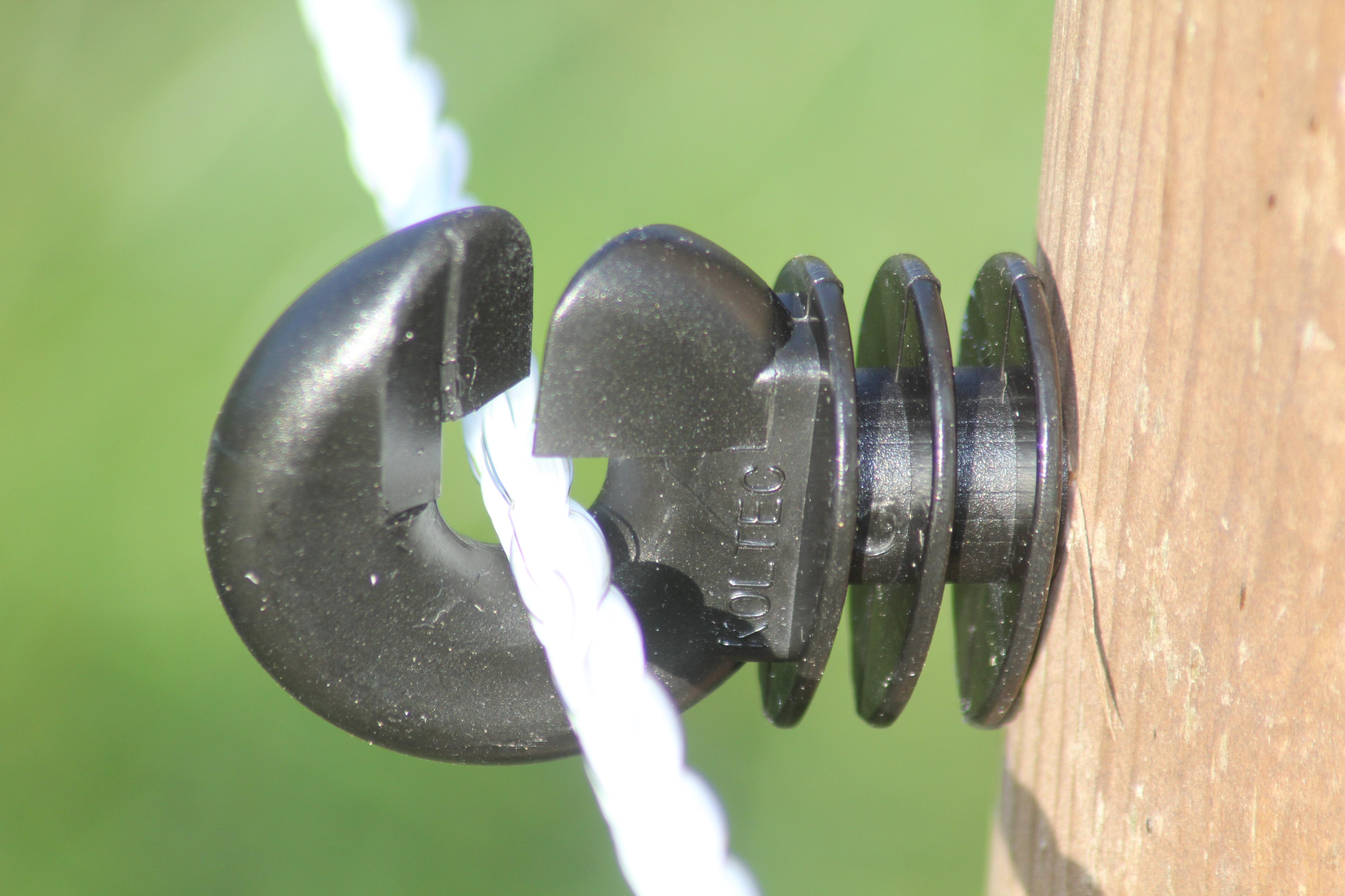 Ringisolatoren voor houten palen, geschikt voor koord. Brede sleuf 6 mm.