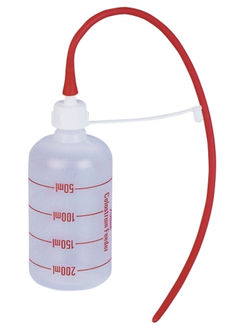 Ingeefsonde met fles voor het toedienen van biest of melk aan pasgeboren lammeren.