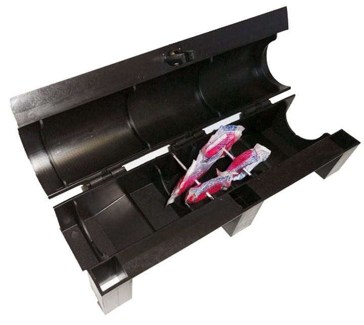 Voerdoos van hard plastic met sleutelslot. Het aas wordt discreet in het bovenste deel van de doos vastgehouden door een metalen staaf en is dus niet in direct contact met de bodem van de doos.
De verhoogde ingang en het deksel voorkomen dat er water in de doos komt.
Uitstekende prijs/kwaliteitverhouding.