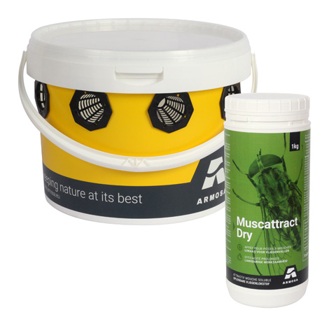 Vliegenval voor gebruik rond stallen. Complete set inclusief emmer van 11 liter, kegels en 1kg lokaas.