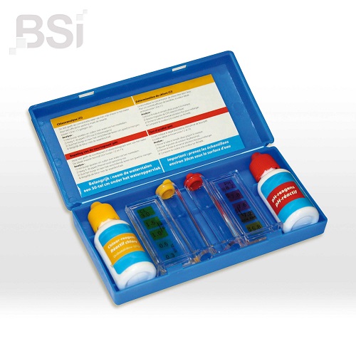 Testflesjes voor bepaling van pH en chloorgehalte in water.