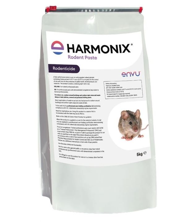 Harmonix® Rodent Paste is het resultaat van jarenlange innovatie die heeft geleid tot de ontwikkeling van een volledig nieuwe rodenticide met een nieuwe werkzame stof Cholecalciferol in een geoptimaliseerde lokaasmatrix en verkrijgbaar in een moderne duurzame verpakking.
Zeer effectief tegen muizen en ratten. Het werkingsmechanisme op basis van cholecalciferol maakt deze innovatie een resistentie breker. Deze eigenschap in combinatie met zeer aantrekkelijk lokaas maakt deze innovatie zeer effectief
Product van de hoogste standaard. De nieuwe actieve stof, cholecalciferol, heeft gunstige eigenschappen als het gaat om de CMR eigenschappen en doorvergiftiging (secundaire toxiteit). De verpakking (een zak) heeft geen gevarensymbolen en de doorvergiftiging van dit nieuwe middel is verwaarloosbaar. Dit maakt het een product van de hoogste kwaliteit.
Toelatingsnummer: NL-0024897-0000
