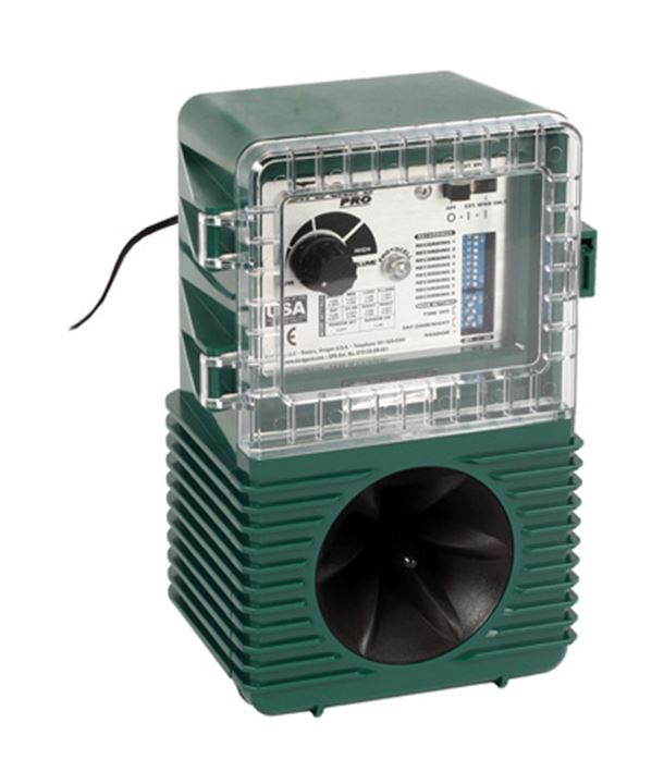 Zendt elektronische verjaaggeluiden en digitaal opgenomen geluiden van roofvogels uit.