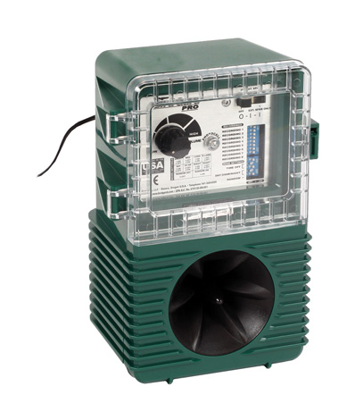 Zendt elektronische verjaaggeluiden en digitaal opgenomen geluiden van roofvogels uit.