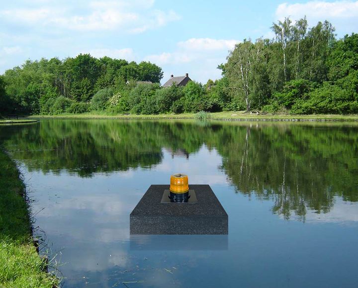 De Flashing Lights op een drijver houdt uw waterpartij vrij van gans, meeuw, eend en meerkoet.